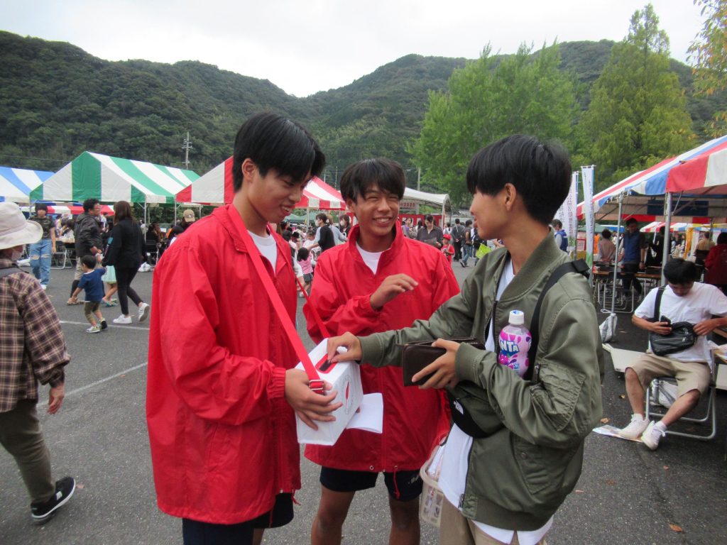 みすみふるさとまつりで赤い羽根共同募金活動を行いました。 イメージ